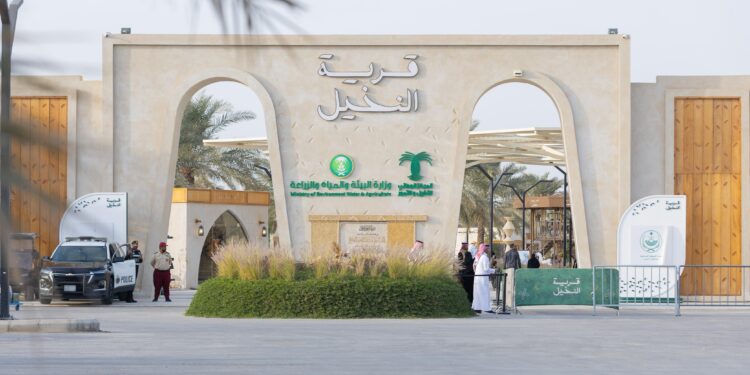 ضمن فعاليات “قرية النخيل” سيدة سعودية تُبدع في تحويل نواة التمر إلى صابون طبيعي وجد إقبالًا كبيرًا من زوّار القرية