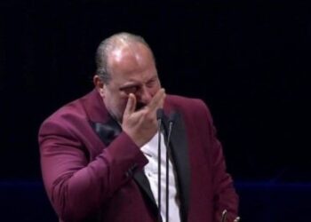 بكاء خالد الصاوي بسبب فيديو مؤثر لطارق عبدالعزيز: أصبحت حفار قبور لأصحابي