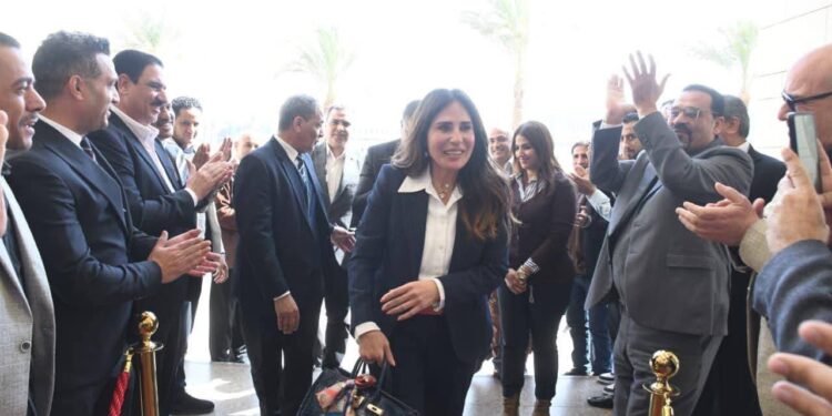 وزيرة الإسكان تصل إلى ديوان عام الوزارة عقب أداء اليمين الدستورية أمام فخامة السيد الرئيس