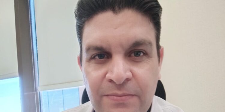 د.علي هاشم أخصائي الأمراض الجلدية :فرص الإكزيما الدهنية تزداد في الجو البارد والجاف..وعلاجه وفق خطوات محددة