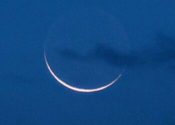 الليلة : هلال ذي القعدة يزين السماء