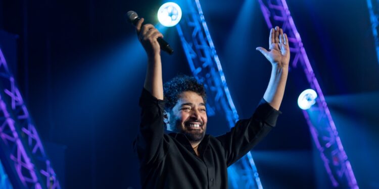 حميد الشاعري يشعل أبوظبي بحفل كامل العدد ويؤكد: الدار أمان.. ولفتة إنسانية لعروسين