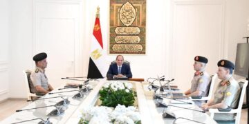 الرئيس السيسى يجتمع مع الفريق أشرف سالم القائد العام للقوات المسلحة وزير الدفاع والإنتاج الحربى