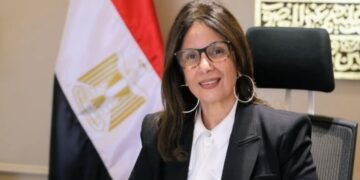 في لفتة إنسانية منها .. وزيرة الثقافة تسرع في التدخل لحل أزمة المترجم سمير عبدربه