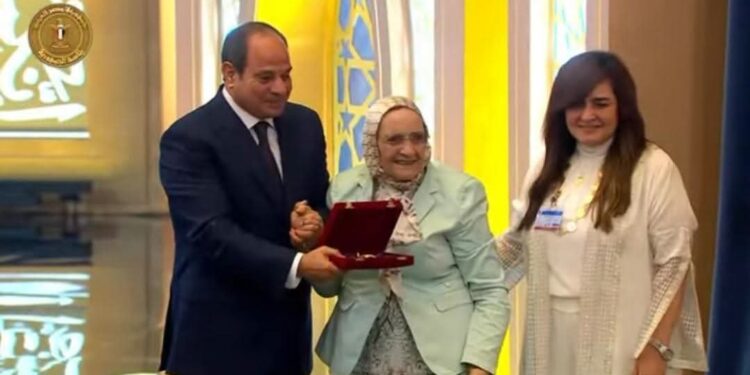 الرئيس السيسي يقبل رأس د. آمال إسماعيل خلال مراسم تكريم العلماء والمفكرين باحتفالية المولد النبوي