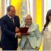 الرئيس السيسي يقبل رأس د. آمال إسماعيل خلال مراسم تكريم العلماء والمفكرين باحتفالية المولد النبوي