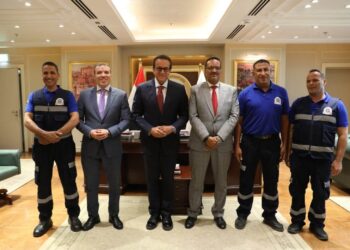 وزير الصحة يُكرم أبطال الإسعاف لإنقاذهم حياة أب استجابوا لنداء طفل في 6 دقائق
