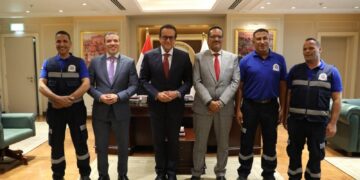 وزير الصحة يُكرم أبطال الإسعاف لإنقاذهم حياة أب استجابوا لنداء طفل في 6 دقائق